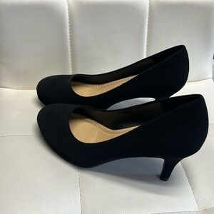 Brand new, never worn size 7 1/2 black heel Manhattan collection
